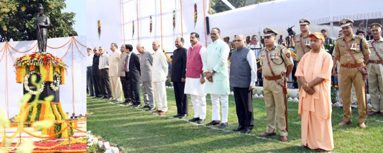 शहीद पुलिसकर्मियों को श्रद्धांजलि