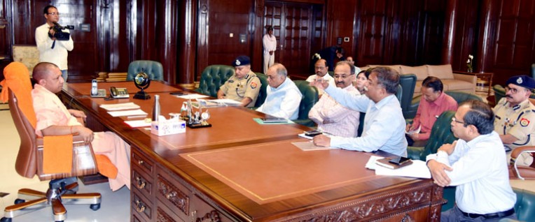 योगी की लोकभवन में अधिकारियों संग बैठक