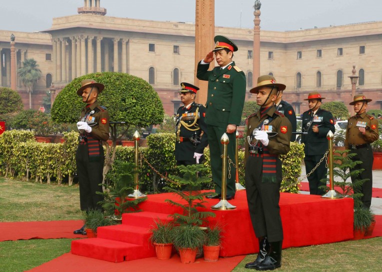वियतनाम के सेनाध्यक्ष को सलामी