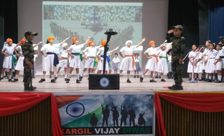 आर्मी स्कूल में कारगिल विजय दिवस