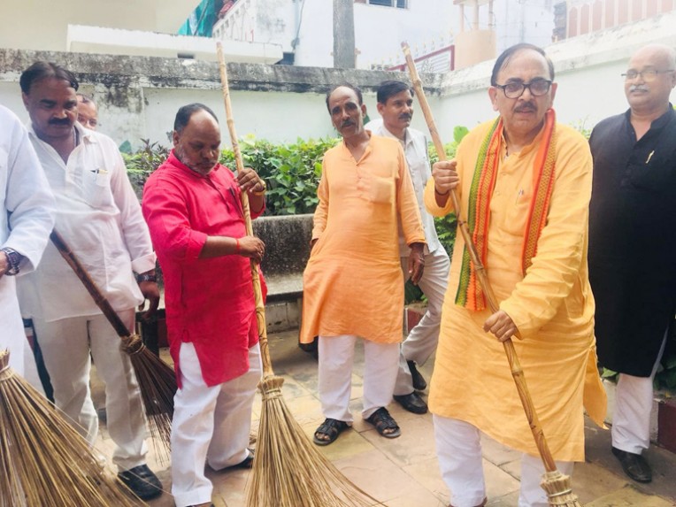 डॉ महेंद्रनाथ पांडेय ने किया श्रमदान