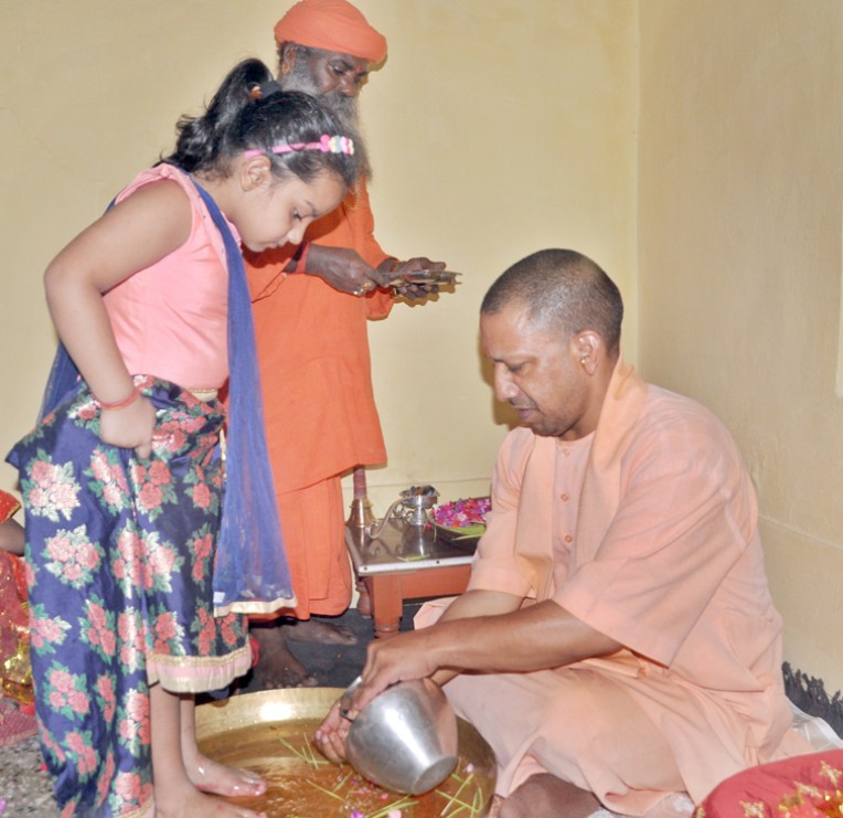 योगी ने किया कन्याओं का पूजन