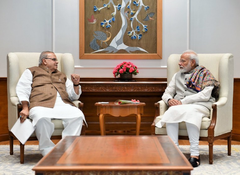 जम्मू-कश्मीर के राज्यपाल मोदी से मिले
