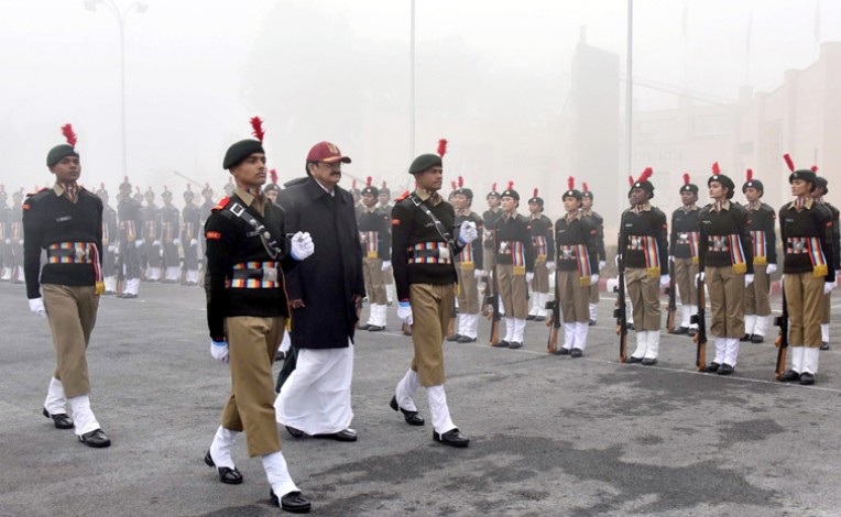एनसीसी परेड का निरीक्षण
