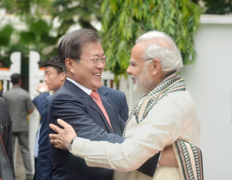 गर्मजोशी से मिले राष्‍ट्रपति मून व मोदी
