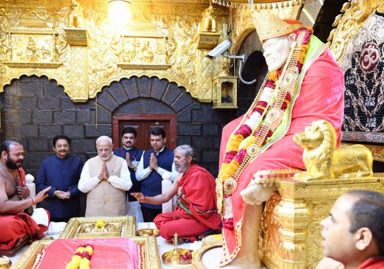 श्रीसाईं बाबा मंदिर में प्रार्थना