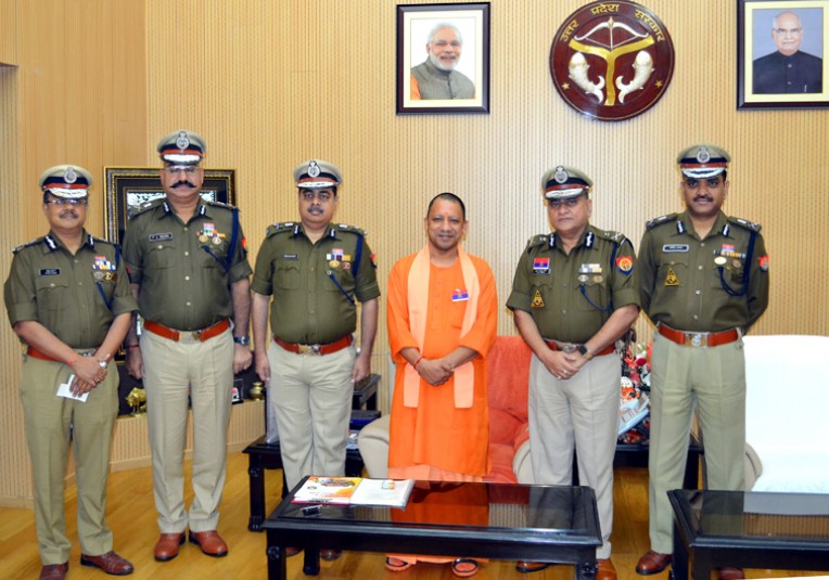 पुलिस बल को झंडा दिवस की बधाई