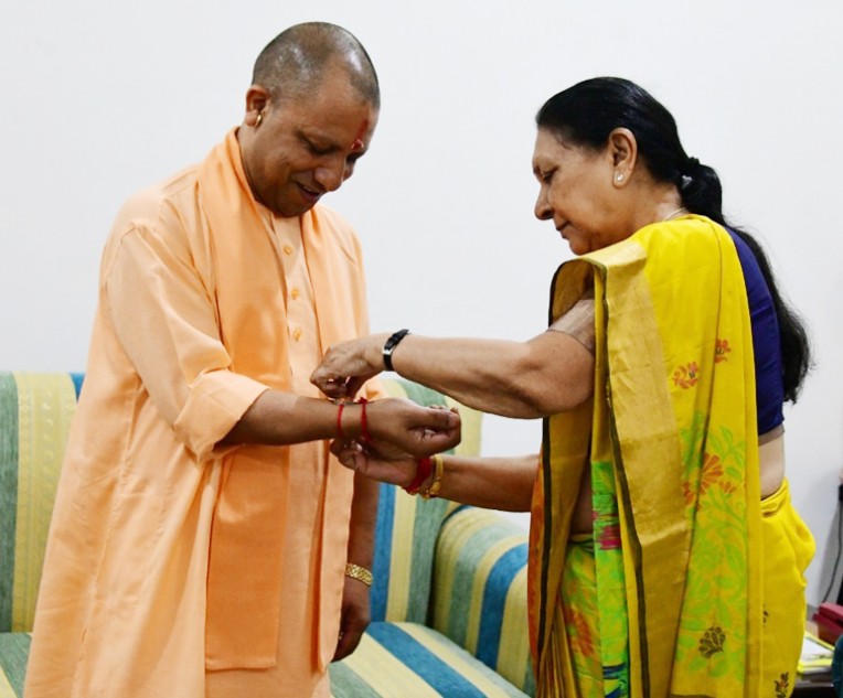 आनंदीबेन ने योगी को राखी बांधी