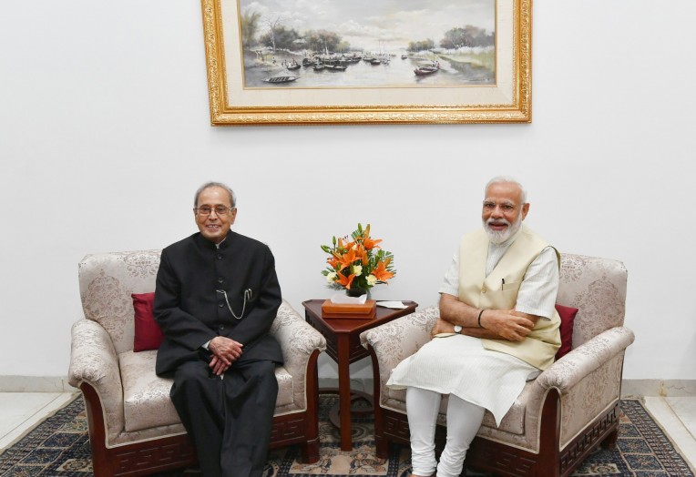 प्रणब मुखर्जी से मिले नरेंद्र मोदी