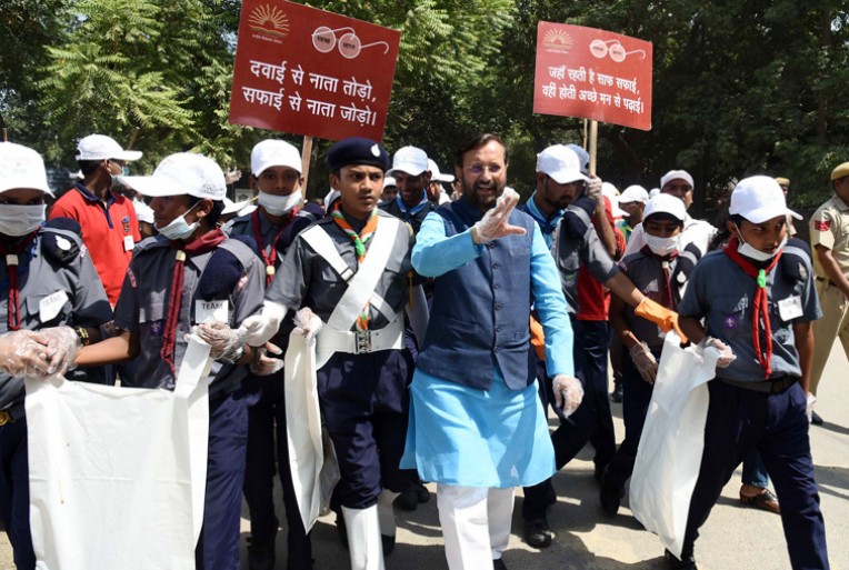 जावड़ेकर का छात्रों के साथ स्वच्छता अभियान