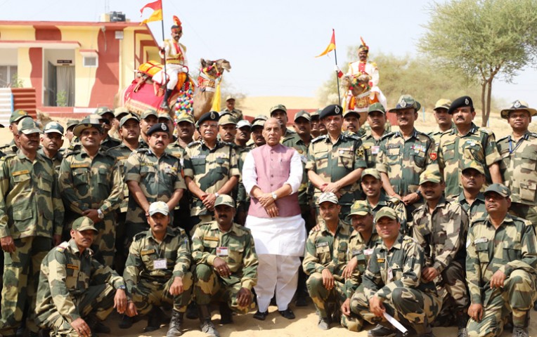 बीएसएफ कर्मियों के साथ गृहमंत्री