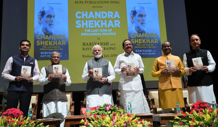 प्रधानमंत्री ने किया पुस्तक विमोचन