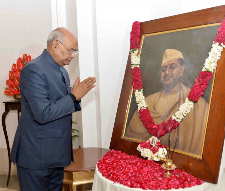 नेताजी को पुष्पांजलि अर्पित