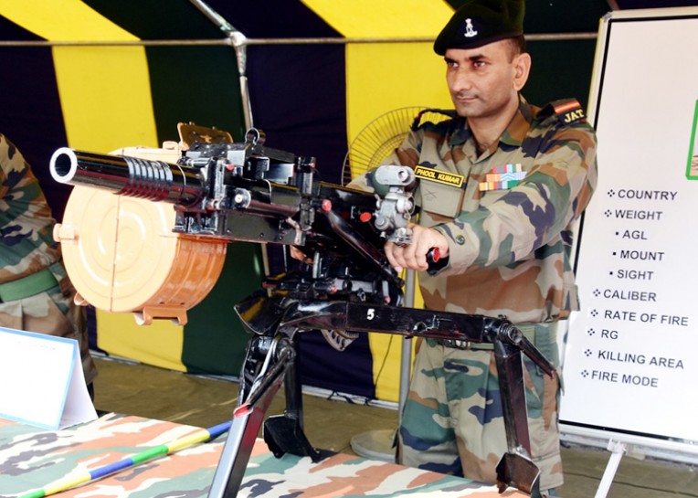 पराक्रम पर्व पर सैन्य उपकरणों की प्रदर्शनी