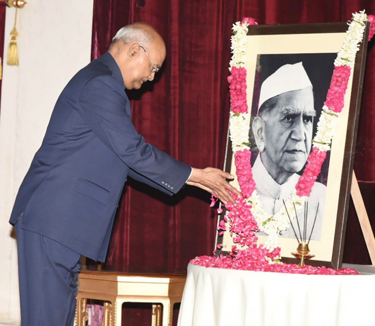 राष्ट्रपति फखरुद्दीन को श्रद्धांजलि
