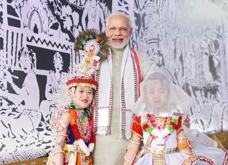 बच्चों के बीच प्रधानमंत्री