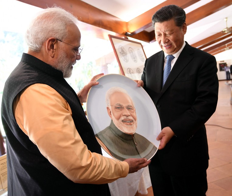 मोदी व जिनपिंग में उपहारों का आदान-प्रदान