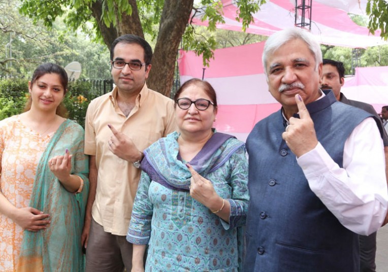 अमिट स्याही का निशान दिखाते सीईसी