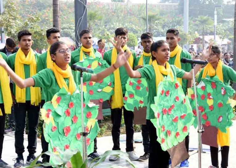 एनसीसी का वृक्षारोपण पर मंचन