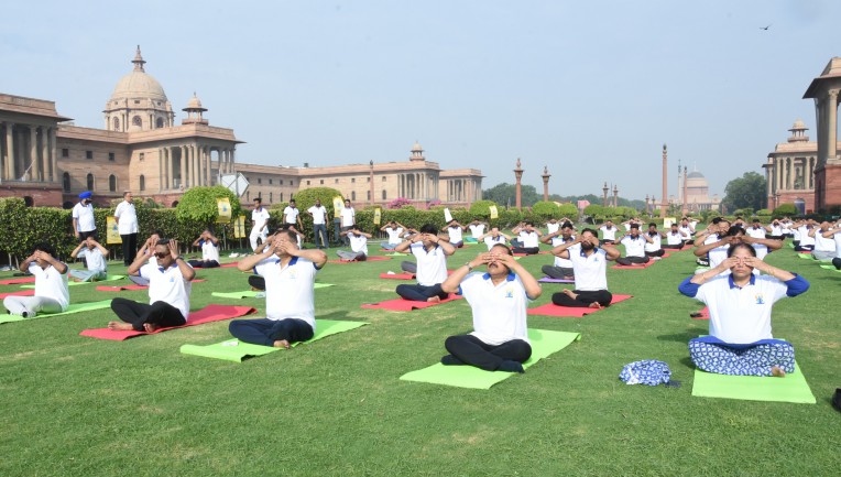 डॉ जितेंद्र सिंह ने किया योगाभ्यास