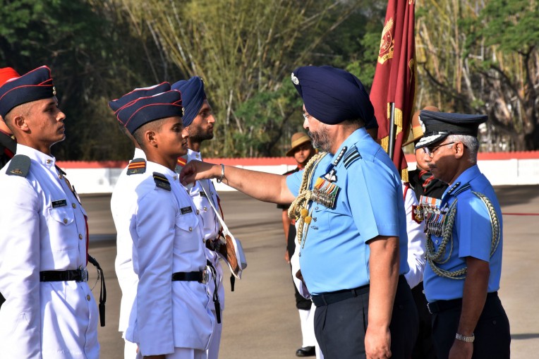 एयर चीफ ने दिए प्रशिक्षुओं को पदक