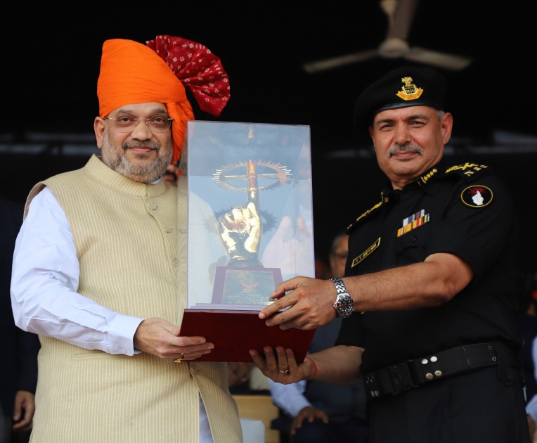 गृहमंत्री अमित शाह को स्मृति चिन्ह
