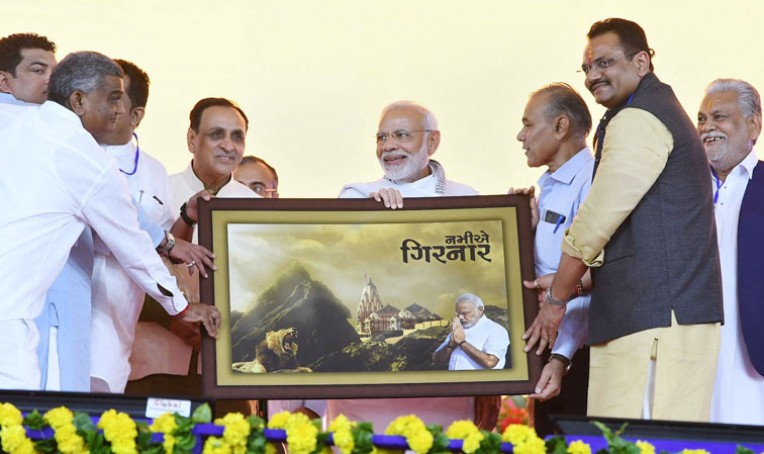 प्रधानमंत्री को दिया स्मृति ‌चिन्ह