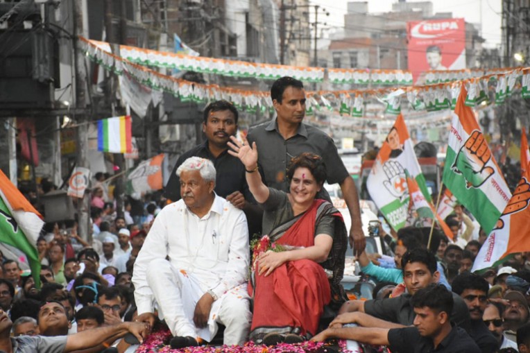 प्रियंका वाड्रा का कानपुर में रोड शो