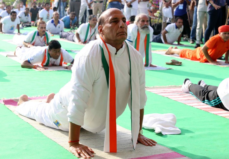 रक्षामंत्री राजनाथ सिंह का योग प्रदर्शन