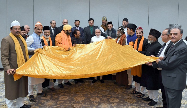 अजमेर शरीफ के लिए चादर पेश की