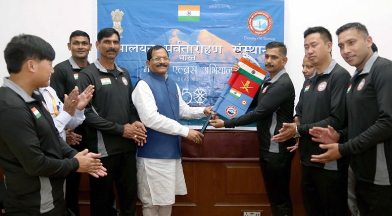 रूस में अलब्रस के लिए पर्वतारोही रवाना
