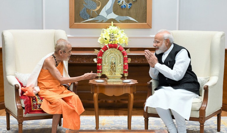 विश्वेशतीर्थ स्वामीजी से मिले मोदी