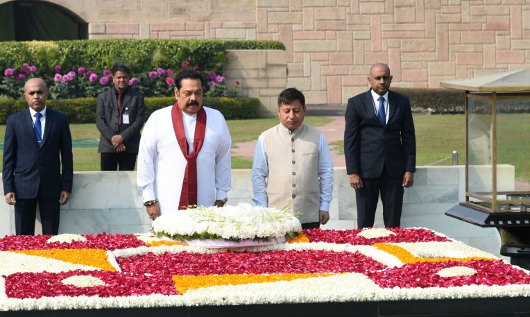 गांधीजी की समाधि पर श्रद्धांजलि