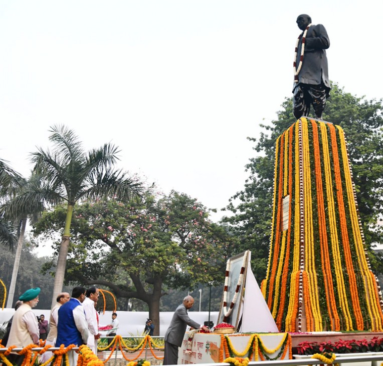 सरदार पटेल को पुष्पांजलि अर्पित