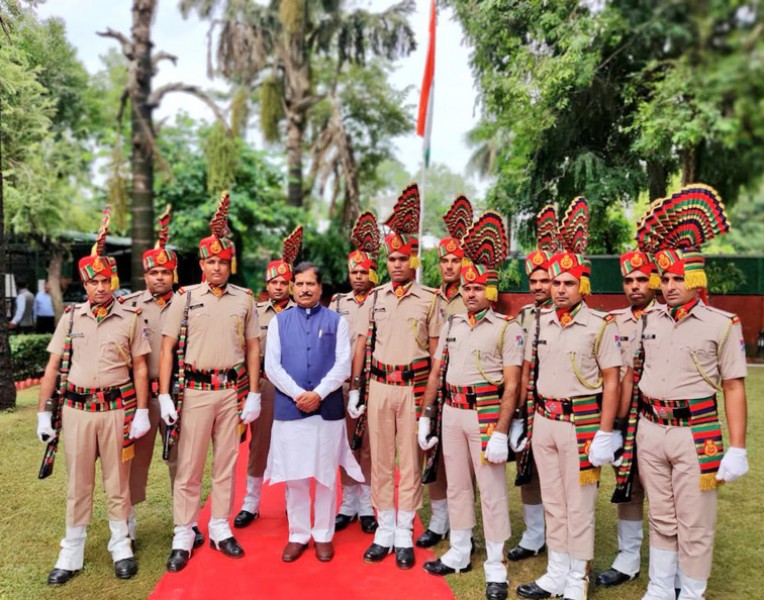 आरपीएफ जवान और रेल राज्यमंत्री
