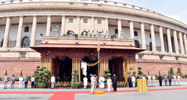 संसद भवन में राष्ट्रीय ध्वज फहराया