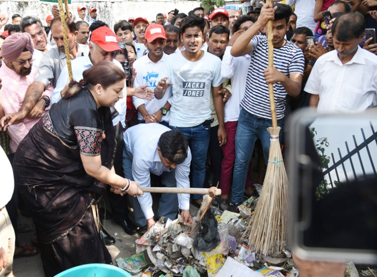 स्मृति ईरानी ने कहा स्वच्छता ही सेवा