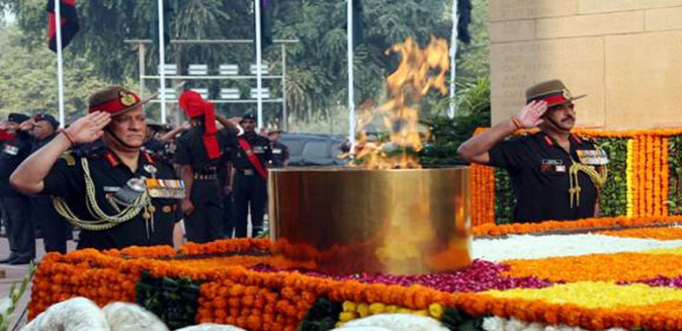 अमर जवान ज्योति पर पुष्पांजलि