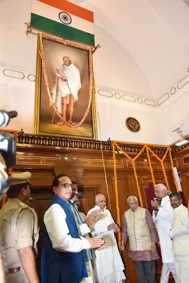 गांधीजी के तैल चित्र का अनावरण