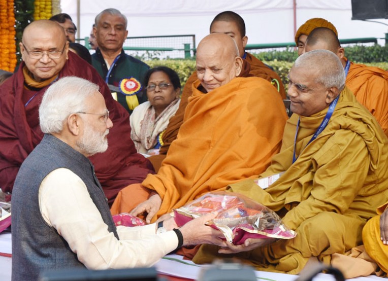 बौद्ध भिक्षुओं को सम्मान