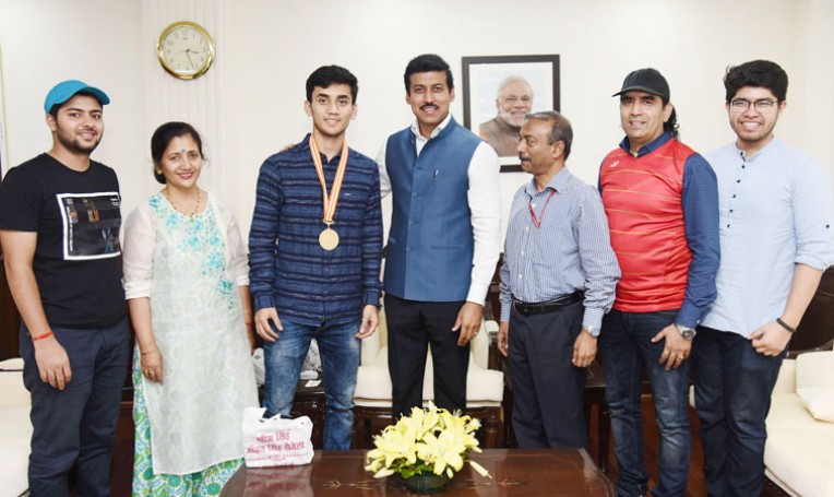 खेलमंत्री से बैडमिंटन चैंपियन की भेंट