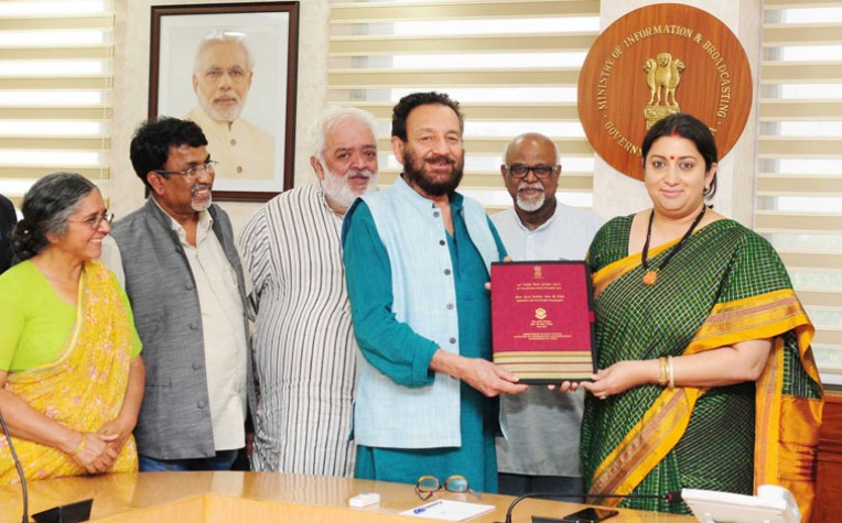 शेखर कपूर ने सौंपी ईरानी को जूरी रिपोर्ट