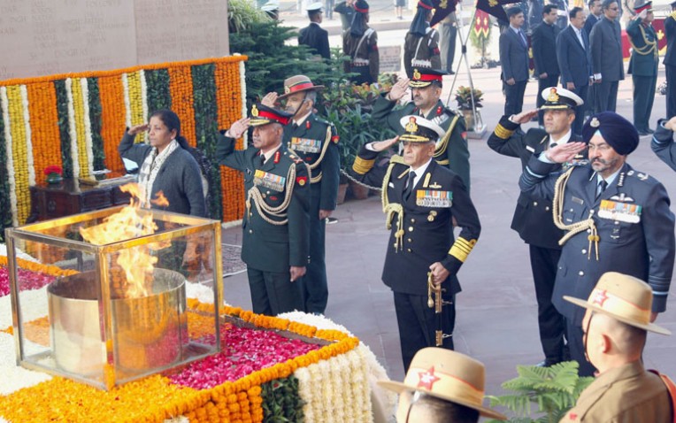 शहीद सैनिकों को श्रद्धांजलि