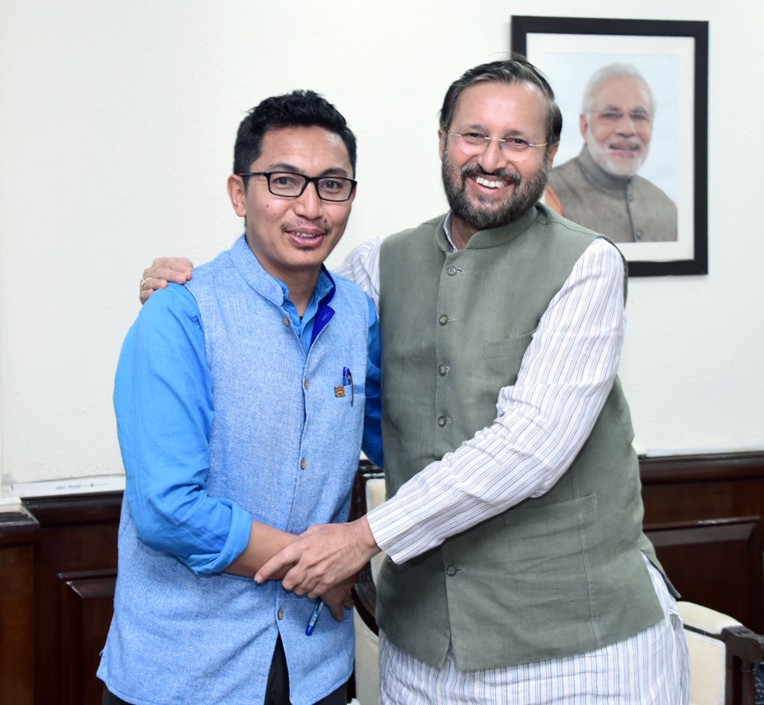 लद्दाख के सांसद जावड़ेकर से मिले