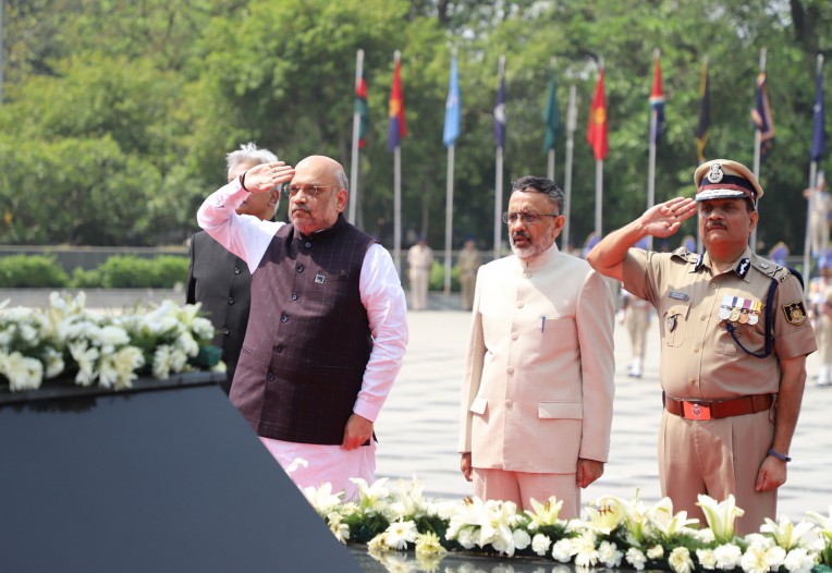 गृहमंत्री की शहीदों को श्रद्धांजलि