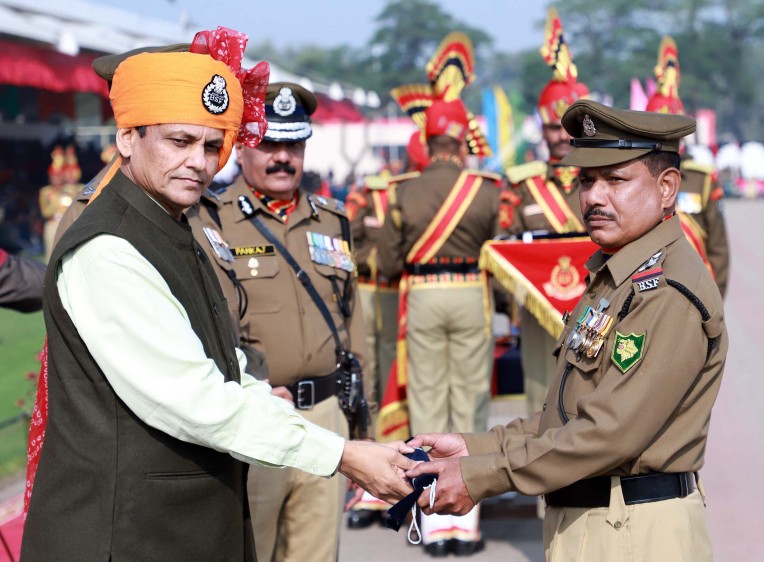बीएसएफ कर्मियों को पुरस्कार
