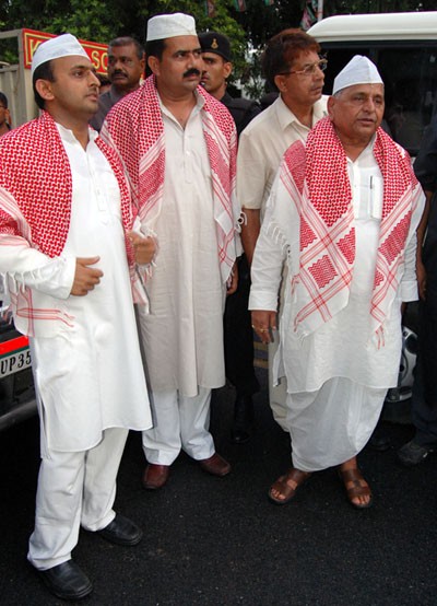 मुलायम के यहां रोजा इफ्तार-roza iftar with mulayam